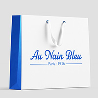 Mise en situation du logo Au Nain Bleu sur un sac
